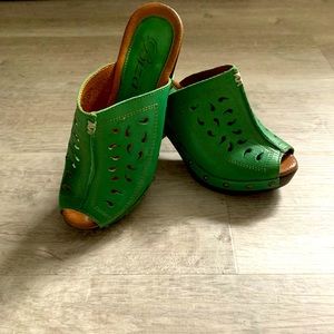 Slide on Kelly Green, open-toes clogs